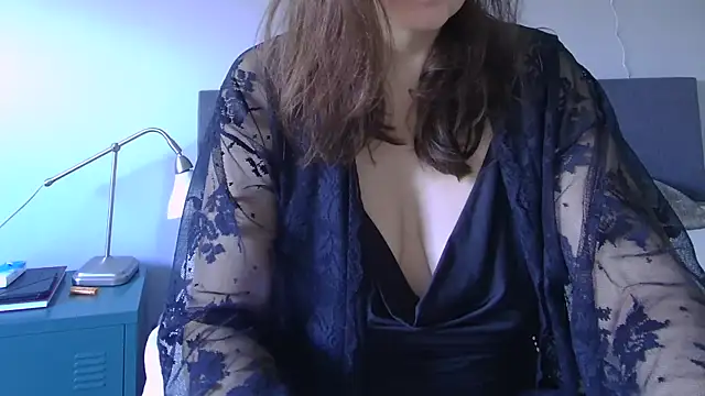 Snapshot of Ella_Next_Door chatting on February 6, 2025, 10:26 am Ella Next Door online show from February 6, 2025, 10:26 am