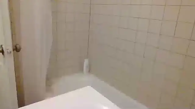 Snapshot of AllLeggs chatting on December 6, 2024, 5:09 am AllLeggs online show from December 6, 2024, 5:09 am