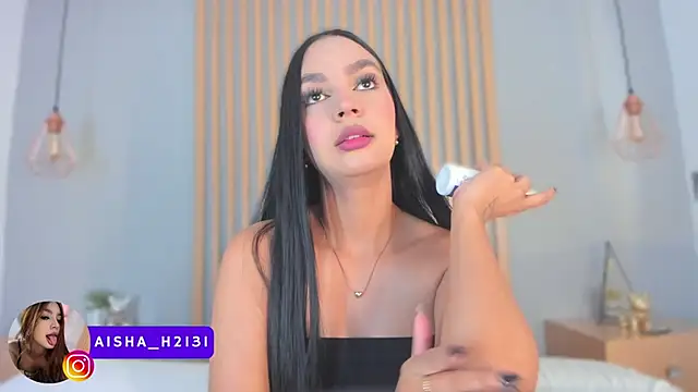 aisha h  online show from October 7, 2025, 9:01 pm