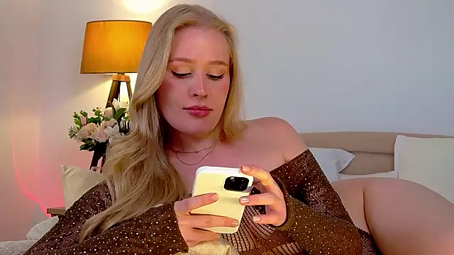 JuliaJaee online show from March 7, 2025, 8:00 pm