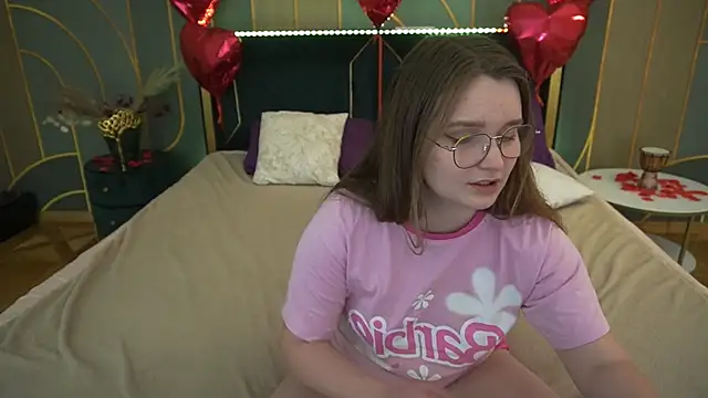 MagicPeachh  online show from March 3, 2025, 5:50 pm