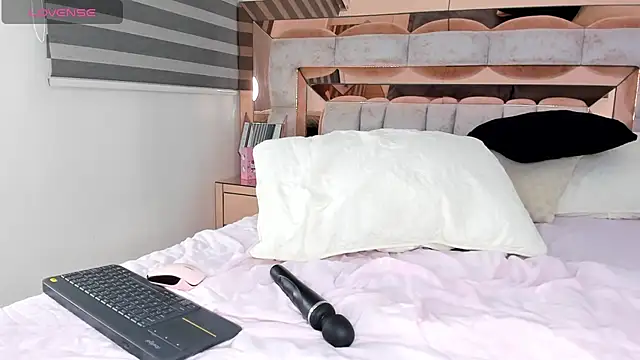 CamiiLovers online show from February 4, 2025, 2:28 am