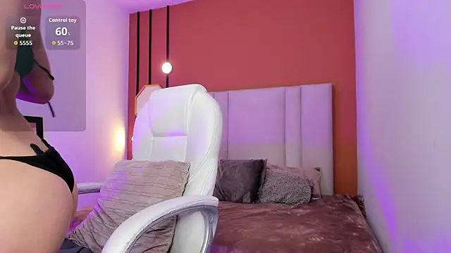 Chloe fischer  online show from December 18, 2025, 3:18 pm