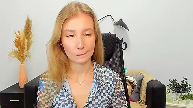 Snapshot of LolaWilsons chatting on January 22, 2025, 11:01 am LolaWilsons online show from January 22, 2025, 11:01 am