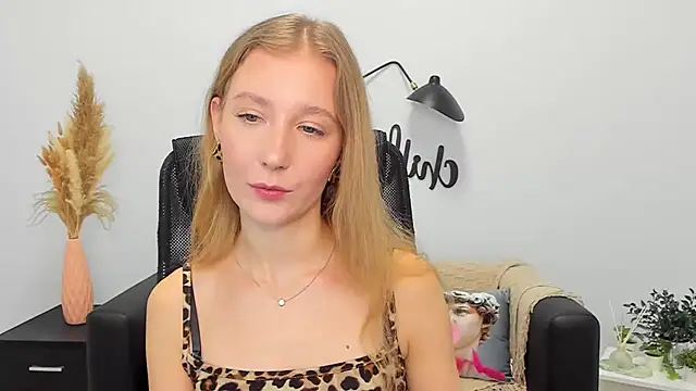 Snapshot of LolaWilsons chatting on January 27, 2025, 9:23 am LolaWilsons online show from January 27, 2025, 9:23 am