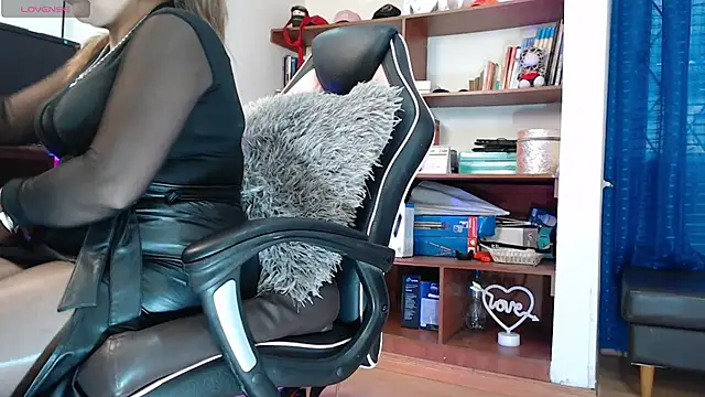 Snapshot of LiaTaylorr chatting on October 10, 2025, 12:15 pm LiaTaylorr online show from October 10, 2025, 12:15 pm