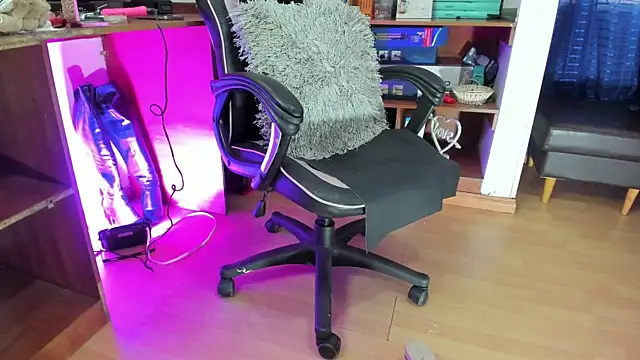 Snapshot of LiaTaylorr chatting on October 14, 2025, 12:28 pm LiaTaylorr online show from October 14, 2025, 12:28 pm