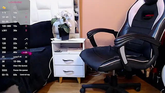 LiaTaylorr online show from May 5, 2026, 7:33 pm