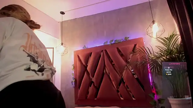 Snapshot of Haelycute chatting on February 6, 2025, 11:43 am Haelycute online show from February 6, 2025, 11:43 am