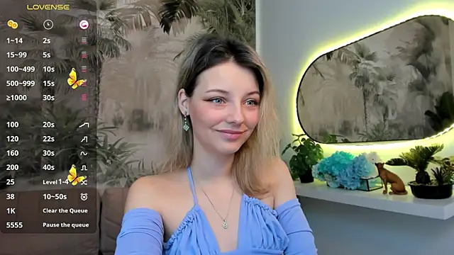Snapshot of pretty_little_thing chatting on January 13, 2025, 11:49 pm pretty little thing online show from January 13, 2025, 11:49 pm