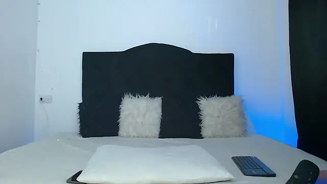 Snapshot of Jennifer_Louisee chatting on February 19, 2025, 4:44 am Jennifer Louisee online show from February 19, 2025, 4:44 am