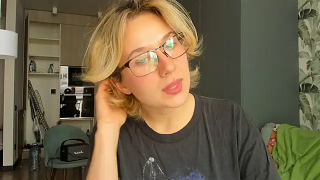 Lilith lutherlow online show from January 16, 2026, 12:42 pm