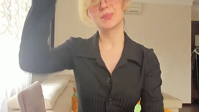Lilith lutherlow online show from May 31, 2026, 9:49 am