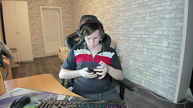 iliaskrislove online show from March 19, 2025, 8:11 pm