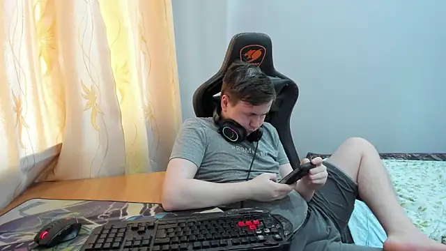 iliaskrislove online show from June 3, 2026, 2:33 pm