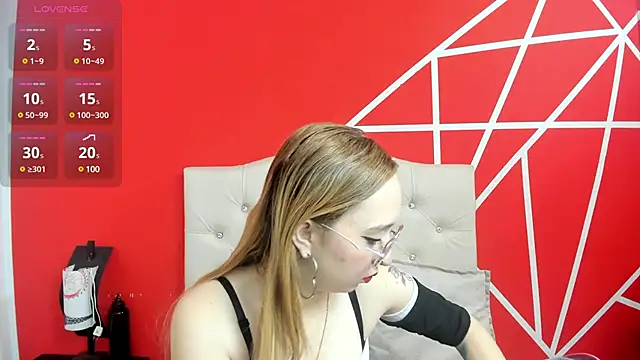 Liaroberts1 online show from January 9, 2025, 12:09 pm