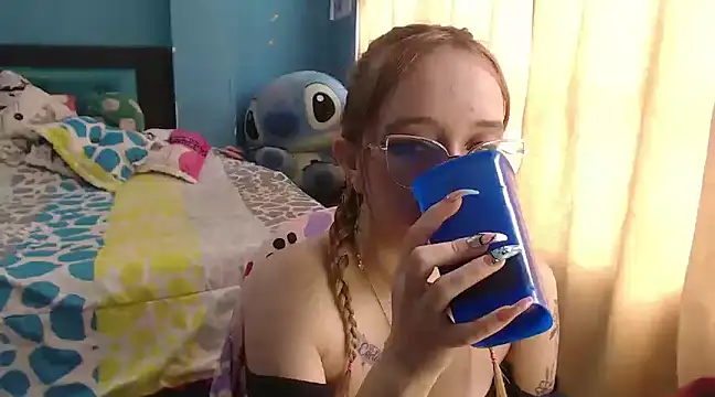 Liaroberts1 online show from February 8, 2025, 9:15 pm