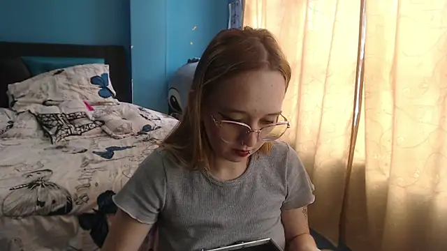 Liaroberts1 online show from February 18, 2025, 5:53 pm