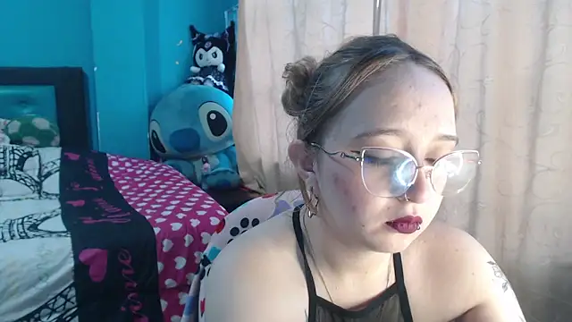 Liaroberts1 online show from March 19, 2025, 11:50 am