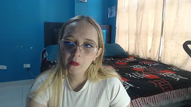 Liaroberts1 online show from October 6, 2025, 12:02 pm