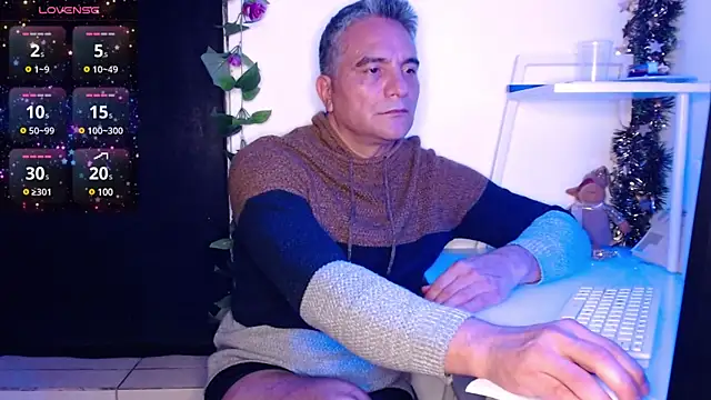 Snapshot of golden_punisher chatting on December 3, 2024, 4:58 am golden punisher online show from December 3, 2024, 4:58 am