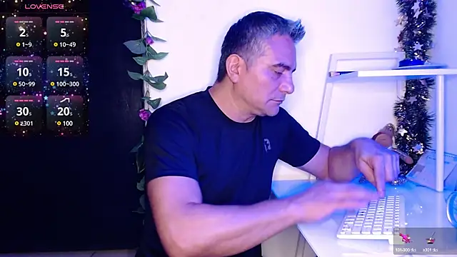 Snapshot of golden_punisher chatting on December 11, 2024, 5:10 am golden punisher online show from December 11, 2024, 5:10 am