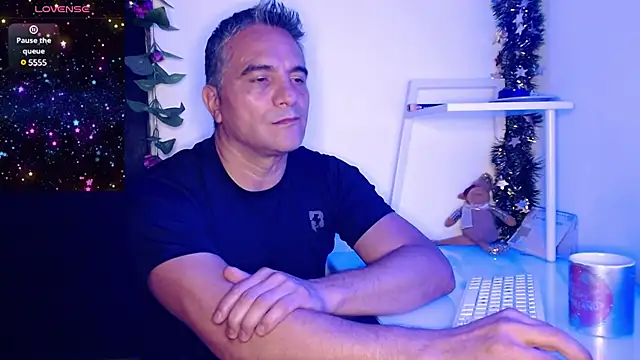 Snapshot of golden_punisher chatting on December 11, 2024, 8:15 am golden punisher online show from December 11, 2024, 8:15 am