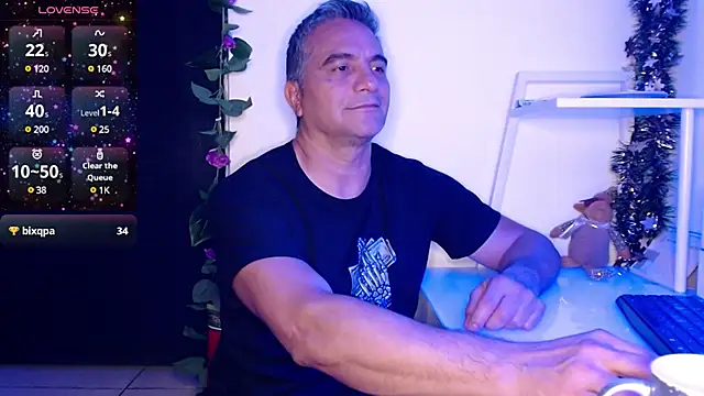 Snapshot of golden_punisher chatting on December 18, 2024, 9:14 am golden punisher online show from December 18, 2024, 9:14 am