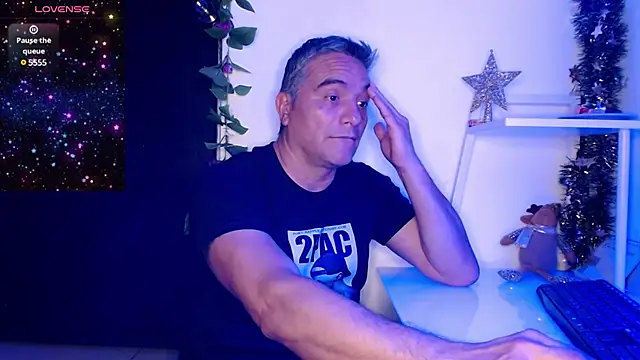 Snapshot of golden_punisher chatting on December 22, 2024, 5:23 am golden punisher online show from December 22, 2024, 5:23 am