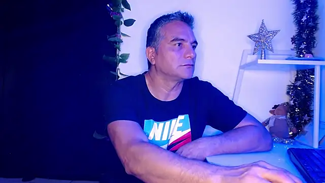 Snapshot of golden_punisher chatting on December 24, 2024, 5:27 am golden punisher online show from December 24, 2024, 5:27 am