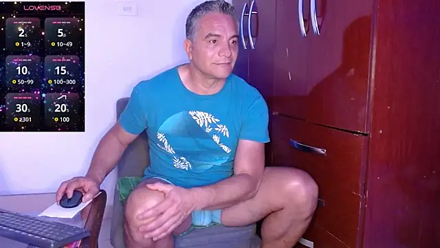 Snapshot of golden_punisher chatting on January 17, 2025, 9:39 am golden punisher online show from January 17, 2025, 9:39 am