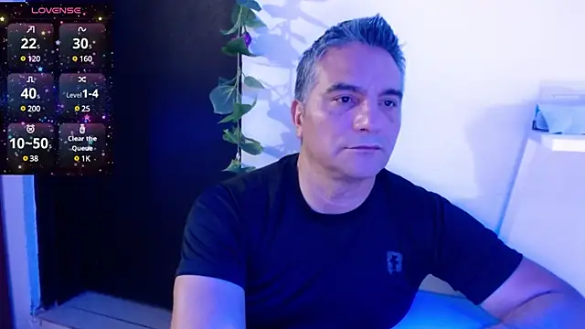 Snapshot of golden_punisher chatting on January 25, 2025, 5:40 am golden punisher online show from January 25, 2025, 5:40 am