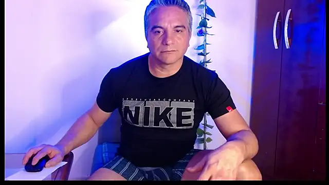 Snapshot of golden_punisher chatting on February 7, 2025, 8:22 am golden punisher online show from February 7, 2025, 8:22 am