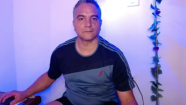 Snapshot of golden_punisher chatting on February 28, 2025, 6:10 am golden punisher online show from February 28, 2025, 6:10 am