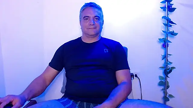 Snapshot of golden_punisher chatting on March 17, 2025, 6:51 am golden punisher online show from March 17, 2025, 6:51 am