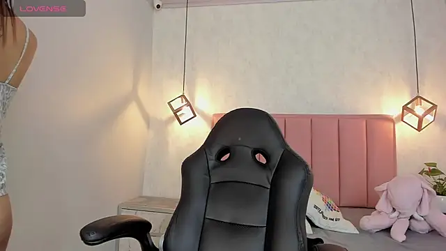 SUNNYCYRUS online show from February 18, 2025, 7:41 pm