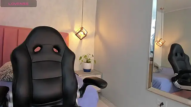 SUNNYCYRUS online show from October 3, 2025, 12:24 pm