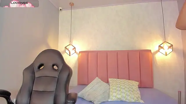 SUNNYCYRUS online show from November 6, 2025, 12:39 pm