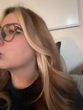 Snapshot of Livewithlucy chatting on February 13, 2025, 11:39 am Livewithlucy online show from February 13, 2025, 11:39 am