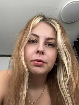 Snapshot of Livewithlucy chatting on March 2, 2025, 2:43 pm Livewithlucy online show from March 2, 2025, 2:43 pm