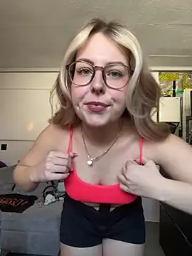 Snapshot of Livewithlucy chatting on March 6, 2025, 1:14 pm Livewithlucy online show from March 6, 2025, 1:14 pm