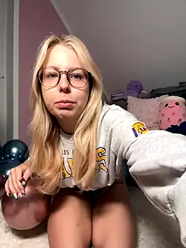 Snapshot of Livewithlucy chatting on September 18, 2025, 9:33 am Livewithlucy online show from September 18, 2025, 9:33 am