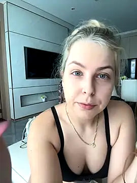 Snapshot of Livewithlucy chatting on October 12, 2025, 3:38 am Livewithlucy online show from October 12, 2025, 3:38 am