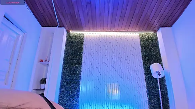 violet scott online show from September 12, 2025, 10:48 am