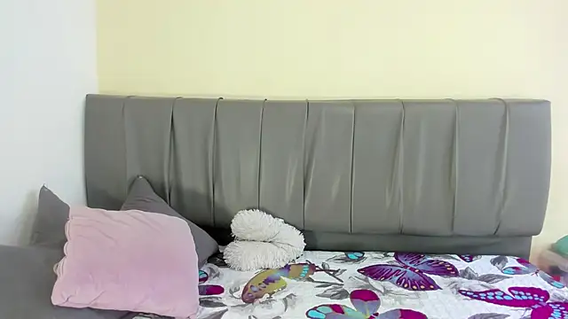 Cherllynn online show from December 17, 2025, 3:40 pm