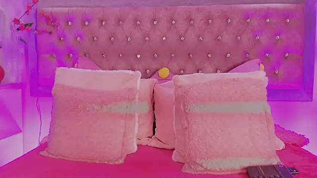 Tayzon Foxxx online show from November 18, 2025, 12:42 pm