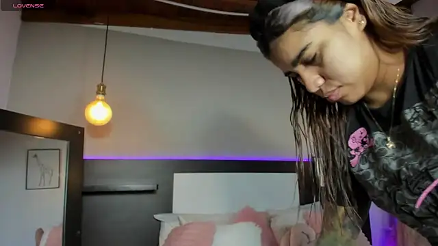 SaraaJhonsonn online show from March 21, 2026, 2:09 pm