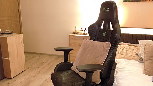 joycesilver online show from December 5, 2025, 9:18 am