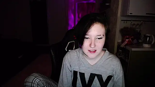Kira Bakker online show from March 18, 2025, 1:43 am