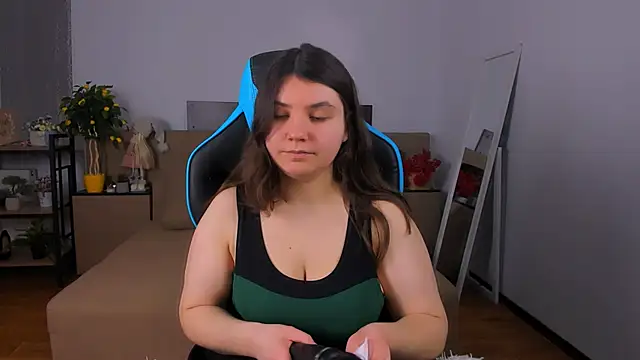 Viola  Shy online show from February 13, 2026, 9:22 pm